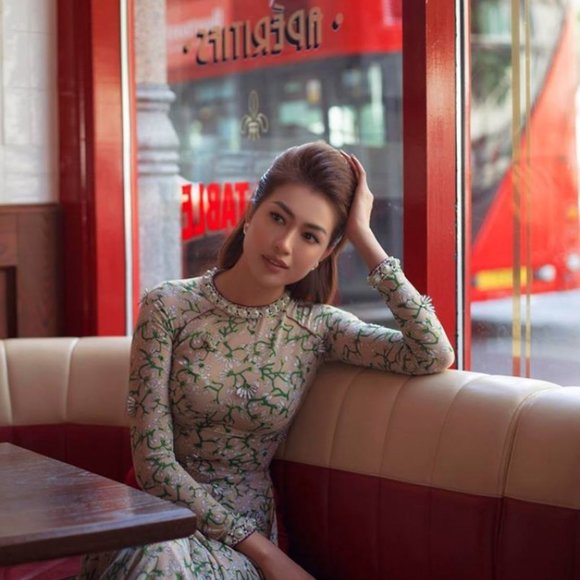 Meet Your Posher, Elle - Picture 4 of 13